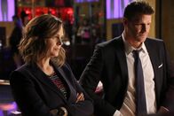 Bones - Die Knochenjägerin – Brennan (Emily Deschanel) und Booth (David Boreanaz) suchen im Nachtclub von Jimmy Nasaris nach möglichen Verdächtigen im Mordfall Kwiatowski. Könnte der Nachtclubbesitzer selbst als Täter in Frage kommen? Die Verwendung des sendungsbezogenen Materials ist nur mit dem Hinweis und Verlinkung auf TVNOW gestattet.
