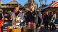 Heißmann + Rassau – Reporter Theo Dolores Hanfgruber (Volker Heißmann, links) beim Nürnberger Bratwurst-Test. Lek Sander (Alexander Herrmann) gibt dabei nur gar zu gerne seinen Senf dazu.