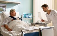 In aller Freundschaft – Kris Haas (Jascha Rust, re.) hat es mit einem ziemlich starrsinnigen Patienten zu tun. Werner Häcke (Michael Kind, li.) ist in seinem Garten von der Leiter gestürzt und hat sich neben einer Gehirnerschütterung auch die Schulter ausgekugelt. Für einen Klinikaufenthalt hat er gerade überhaupt keine Zeit und Nerven und motzt jeden an, der in seine Nähe kommt.