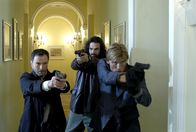 The Defender – Erst spät erkennt Lance Rockford (Dolf Lundgren, r.), dass der eigentliche Feind in den eigenen Reihen steht. Die Reise wird für ihn und seine Männer ein Kampf ums Überleben ...