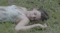 Tödliche Stille – A dead woman lying on the grass.