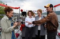 WaPo Bodensee – Eva Thiel (Deborah Kaufmann, l.), Conny Wilbert (Susanne Steidle, 2.v.l.), Nele Fehrenbach (Floriane Daniel, 2.v.r.) und Benny Wilbert (Anian Zollner, r.) freuen sich über ihr Wiedersehen beim Abitreffen.