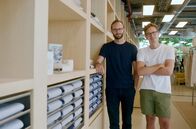 Re: – August Bard Bringéus (re.) und Jakob Dworsky (li.) wollen die Garderobe ihrer Kunden reduzieren.