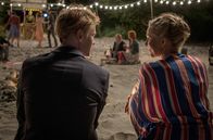 Praxis mit Meerblick – Nora (Tanja Wedhorn) und ihr Sohn Kai (Lukas Zumbrock) freuen sich über Richards Glück.
