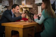 Elementary – Können Katzenbesitzerin Fiona Helbron (Betty Gilpin, r.) und ihr haariger Begleiter Holmes (Jonny Lee Miller, l.) bei der Jagd auf einen Computerhacker, der drei Menschen ermordet hat, helfen?