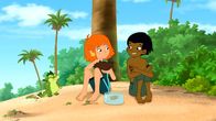 Hexe Lilli – Lilli und Hektor sowie der einheimische Bo am Strand mit dem Hai-Ei in einem Glas.