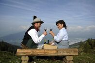 Der Bergdoktor – Zwischen Lisbeth (Monika Baumgartner, r.) und ihrer Urlaubsbekanntschaft Thomas Hellmann (Till Demtrøder, l.) knistert es immer mehr.