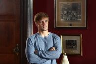 The Royals – Weil Königin Helena nichts von der Schwärmerei ihres Sohnes Liam (William Moseley) für Ophelia, die Tochter des Innenministers, hält, hat sie eine ganz besondere Idee ...