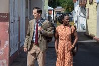 Death in Paradise – Auf der Suche nach Dave mischen sich DI Neville Parker (Ralf Little) und Naomi Thomas (Shantol Jackson) inmitten der Weihnachtsparade unter die Feiernden, um ihm entscheidende Neuigkeiten zu überbringen.