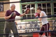 Million Dollar Baby – Üben, üben, üben: Frankie (Clint Eastwood) trainiert mit Maggie (Hilary Swank).
