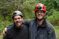 Notfälle hautnah – (L to R) Jason Storie and Andrew Munoz standing in a forrest. (National Geographic/Jessica Burgess)