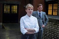 Im Rausch der Sterne – Lassen sich auf Adam ein, obwohl sie wissen, dass sie ein großes Risiko eingehen: Restaurant-Besitzer Tony (Daniel Brühl, r.) und Nachwuchsköchin Helene (Sienna Miller, l.) ...