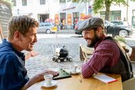 Löwenzahn – Fritz Fuchs (Guido Hammesfahr, li.) und Gigi (Manuel Cortez, re.) testen die Intelligenz von Schlauto und machen eine erste Probefahrt.