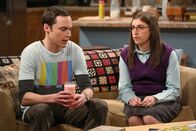 The Big Bang Theory – Sind nicht einer Meinung: Amy (Mayim Bialik, r.) und Sheldon (Jim Parsons, l.) ...