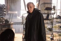 Under the Dome – Lyle (Dwight Yoakam) ist sich sicher, dass er den wahren Ursprung der Kuppel kennt ...