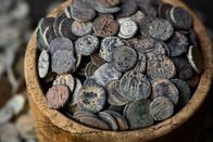 Mysteriöse Inseln – Ein antiker römischer Münzfund – eine große Menge Münzen in einem Holzgefäß. (Alamy Stock Photo/Vyacheslav Lopatin)