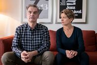 Der Samstagskrimi: Wilsberg – Manni Höch (Heinrich Schafmeister) und Margot Becker (Karin Giegerich) kommen sich auf Mannis Sofa erstmals wieder ein wenig näher.
