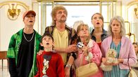 Die Tuschs – L-R: Wilfried Tuche (Pierre Lottin), Donald Tuche "Coin-Coin" (Théo Fernandez), Jeff Tuche (Jean-Paul Rouve), Cathy Tuche (Isabelle Nanty), Stéphanie Tuche (Sarah Stern), Mamie Suze (Claire Nadeau)
