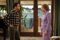 Two and a Half Men – Jake kommt stolz mit einer Eins aus der Schule, doch es gelingt seiner Großmutter Evelyn (Holland Taylor, r.), ihm die gute Note zu vermiesen. Doch Alan (Jon Cryer, l.) lässt dies nicht zu ...