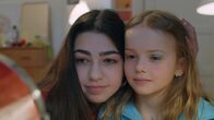 Geschwisterschreck – Wie eine große Schwester hat Adriana (Esra Nur Kula) Sigrid (Maria Ross) geholfen, sich zu schminken. Nun betrachten sie das Ergebnis im Spiegel.