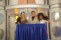 How I Met Your Mother – Verrückte Zeiten: Robin (Cobie Smulders, l.), Jessica (Nicole Scherzinger, r.) und Alan Thicke (Alan Thicke, M.) ...