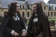 Versailles – Alexander Vlahos (Monsieur/Philippe d'Orléans), Tygh Runyan (Fabien)