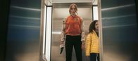 Gunpowder Milkshake – Sam (Karen Gillan, l.) und Emily (Chloe Coleman, r.)