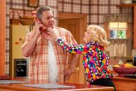 The Goldbergs – L-R: Murray Goldberg (Jeff Garlin) und Beverly Goldberg (Wendi McLendon-Covey)
