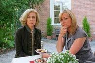 Die Rosenheim-Cops – Die Rosenheimer Ermittlerin (Katharina Abt, r.) spürt, dass die Schwägerin Elfriede Barisch (Barbara Melzl, l.) nicht gut auf das Opfer zu sprechen war. Kam es zu einer tödlichen Auseinandersetzung?
