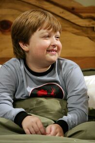 Two and a Half Men – Jake (Angus T. Jones) fühlt sich sehr wohl in der reinen Männer WG ...