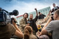 Notruf Hafenkante – Der Action-Darsteller Tim Schneider (Stephan Luca, l.) nutzt seine Prominenz, um den Umweltaktivisten um Leon (Alexander Kasprik, r., Rest Komparsen), die gegen Atomtransporte demonstrieren, eine PR-Aktion zu ermöglichen.