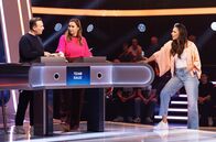 Quizduell - Olymp – Moderatorin Esther Sedlaczek (M.) mit den Kandidat:innen des Teams "Raue": Tim Raue (l.), Koch und Katharina Raue (r.), Chefredakteurin.