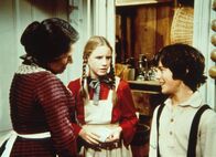 Unsere kleine Farm – Laura Ingalls (Melissa Gilbert, M.) und Albert (Matthew Laborteaux, r.) unterhalten sich mit Harriet Oleson (Katherine MacGregor, l.) ...