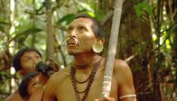 Mythos Amazonas – Die Matis-Indianer leben auch heute noch auf traditionelle Weise im Amazonas Regenwald. Sie jagen mit dem Blasrohr und Curare-Giftpfeilen.