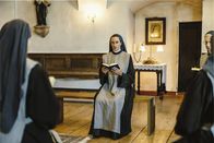 Tatort – Von links: Schwester Klara (Constanze Becker) und Schwester Angela (Ulrike Willenbacher) mit Gesangsbuch beim Abendgebet mit Ihren Mitschwestern.