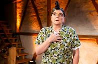Comedy Scheune – SWR COMEDY SCHEUNE, "Bedienung / Eier / Singstond" Uhr im SWR. Schwäbisch-trockener Humor á la Carte mit Hillu's Herzdropfa und den Gscheidles. Wer singt am besten? Wer hat die Hühnereier vergessen? Und wer hat den sauren Käs mit viel Zwiebel bestellt? Birgit Pfeiffer (Die Gscheidles)