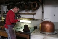 Heimatleuchten – Hutmacher Josef Kollmann bei der Fertigung eines Jägerhutes in seiner Werkstatt