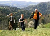 Sternenberg – Sternenberg Auf dem Sternenberg: Sara Capretti als Eva Joos, Armando Piasko als Pascal, Mathias Gnädinger als Franz Engi (Copyright SRF/Klaus Rózsa)