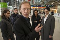 Der letzte Bulle – Andreas (Maximilian Grill, r.) gerät im LKA unter starken Druck, weil er verdächtigt wird, mit dem mordverdächtigen Mick unter einer Decke zu stecken. Für Lutz (Adam Bousdoukos, l.) und Bremme (Oliver Stritzel, M.) die Chance, ihn auf Abstellgleis zu schieben. Nur Anja (Yangzom Brauen, 2.v.r.) scheint auf seiner Seite zu stehen ...