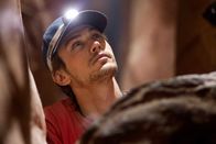 127 Hours – Im April 2003 bricht Aron Ralston (James Franco) zu einer Klettertour im entlegenen Blue John Canyon in Utah auf. Bei einem eigentlich harmlosen Manöver rutscht er auf einem losen Fels aus und stürzt in eine Felsspalte, wo der Fels seinen rechten Arm einquetscht. Ein gnadenloser Kampf ums Überleben beginnt ...
