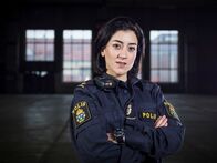 Thin Blue Line – Leah (Gizem Erdogan) und ihr Bürgerbüro sind ins Visier des organisierten Verbrechens geraten. Ein feiger Anschlag erschüttert Leah zutiefst, denn nun steht all das auf dem Spiel, für das sie so hart gearbeitet hat.