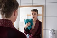 Schloss Einstein – Gustav (Tamino Schenke) muss im Spiegel entdecken, dass er ein besonderes Souvinir von den Waldtagen mitgebracht hat. Und dabei soll er nicht der Einzige bleiben.