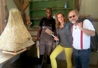 Wunderschön! – Moderatorin Tamina Kallert und Guide Klaus-Peter Wolf (Buchautor), hier mit Mitarbeiter Marco Bamezon (l), besuchen eine Dachdeckerbetrieb für die typischen Reetdachhäuser in der Region. Mit dem Gerät in Tamina Kallerts Hand werden Reetdächer eingedeckt.