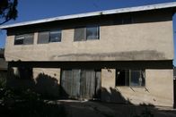 Die Super-Makler - Top oder Flop? – Wenn Tarek und Christina dieses Haus kaufen wollen, müssen sie dies ungesehen tun. Der Preis ist günstig und das Gewinnpotenzial ist groß, aber was lauert hinter der heruntergekommenen Fassade?