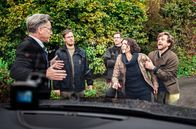 Watzmann ermittelt – Die Handwerker Conny Haas (Eva-Maria Reichert, 2.v.r.) und Sebald Wimmer (Andreas Nickl, r.) im Streit mit Herrn Seitz (3 Komparsen, l.)
