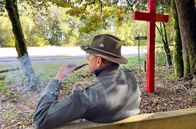 Die Ardennen – Ort mit Bedeutung: Förster Thierry Petit verlegt seine Pause gerne an den Ort, wo der heilige Hubertus den Hirsch mit Kruzifix gesehen haben soll.