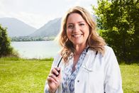 Die Landarztpraxis – Dr. Sarah König (Caroline Frier) Dateiname: 2777187.tif; Rechtehinweis: Dieses Bild darf bis eine Woche nach Ausstrahlung honorarfrei fuer redaktionelle Zwecke und nur im Rahmen der Programmankuendigung verwendet werden. Spaetere Veroeffentlichungen sind nur nach Ruecksprache und ausdruecklicher Genehmigung der Seven.One Entertainment Group GmbH moeglich. Nicht fuer EPG! Verwendung nur mit vollstaendigem Copyrightvermerk. Das Foto darf nicht veraendert, bearbeitet und nur im Ganzen verwendet werden. Es darf nicht archiviert werden. Es darf nicht an Dritte weitergeleitet werden. Aneinanderreihung/Zusammenlegung/Kopplung von Bildern zum Zweck der Erstellung von Slide-Shows o.ä. nicht gestattet; Verbindung/Einfügen/Anfügen von Werbung nicht gestattet. Bei Fragen: foto@seven.one Voraussetzung fuer die Verwendung dieser Programmdaten ist die Zustimmung zu den Allgemeinen Geschaeftsbedingungen der Presselounges der Sender der Seven.One Entertainment Group GmbH.