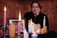Kommissar Rex – Der Pfleger Prohaska (Michael Brandner) trauert um Frau und Tochter, die bei einem Unfall ums Leben gekommen sind.