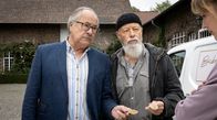 Rentnercops – Klaus Schmitz (Hartmut Volle, l.) und Reinhard Bielefelder (Bill Mockridge, 2.v.r.) zeigen Ilona Schubert (Lea Fassbender, r.) ihre Polizeimarken.