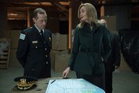 The Exorcist – Nachdem Polizeipräsident Jaffey (Tim Hopper, l.) erkannt hat, wer Angela (Geena Davis, r.) wirklich ist, bringt er sie zu seinen Freunden, nicht ahnend, welche Pläne der Dämon wirklich hat ...